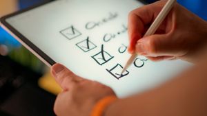 空き家管理サービス Close-up of a digital checklist being marked off on a tablet with a stylus pen.